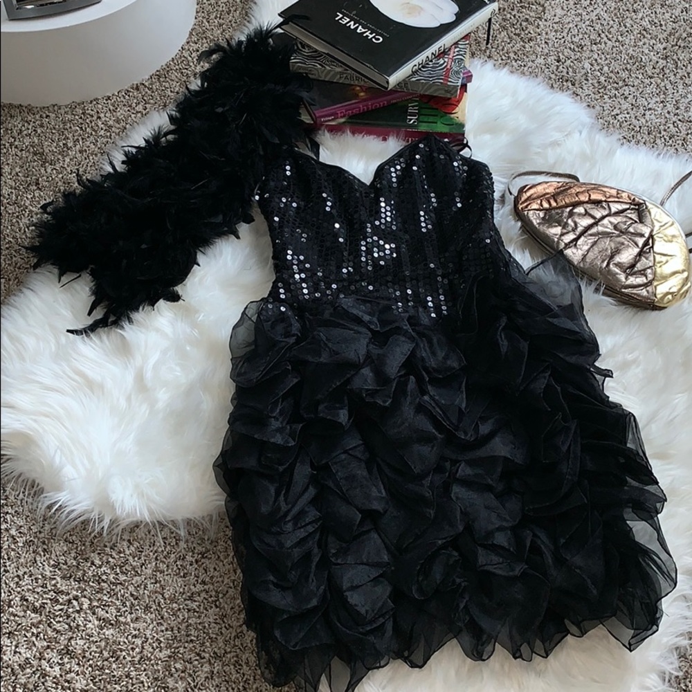 Sequin Black strapless 👗 with Boa